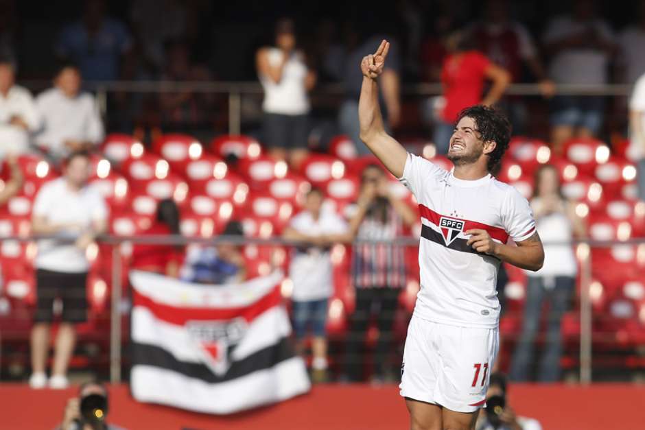 Pato pergunta do São Paulo e atletas tentam convencê-lo a voltar