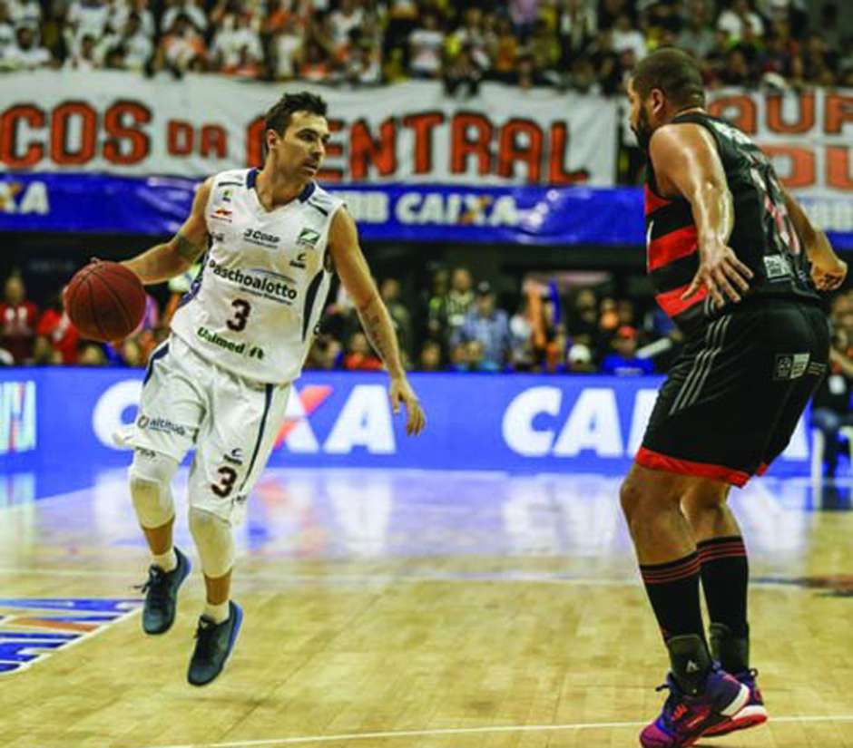 Com confusão e atropelo, Bauru vence o Fla e empata decisão do NBB