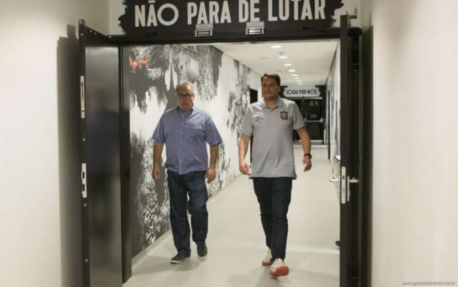 Após recusas, Corinthians estuda alternativas e adia escolha de técnico