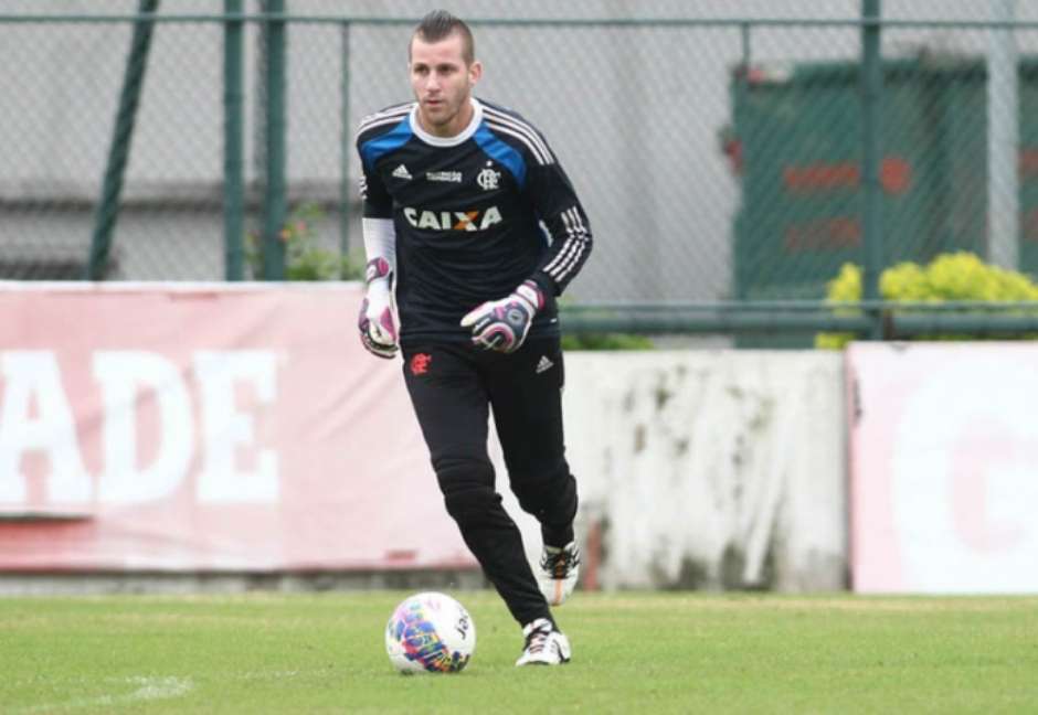 Paulo Victor sofre edema na coxa e sequer viaja para Brasília