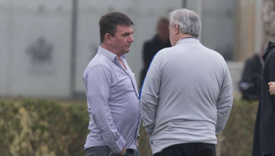 Corinthians veta técnico estrangeiro e cogita até empregados