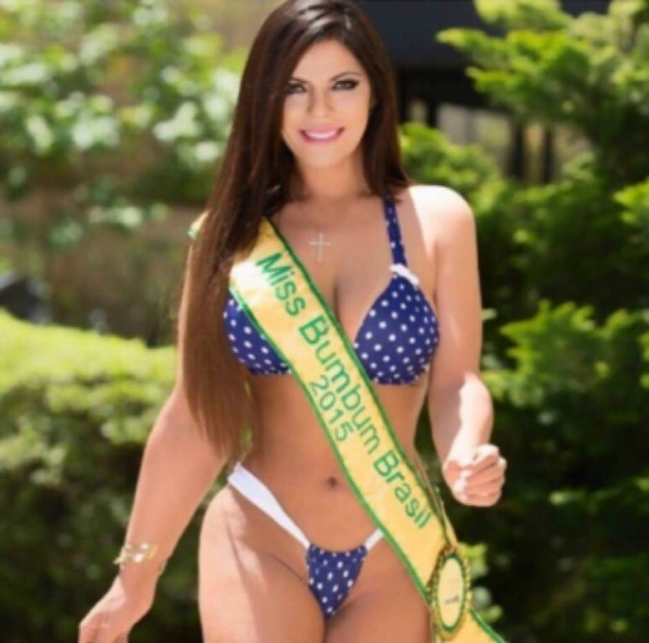 Modelo brasileira mostra apoio a Messi na web