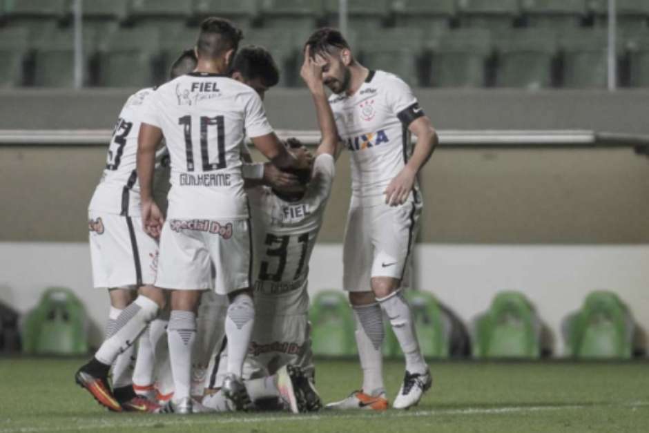 Ídolo no Corinthians, Rodriguinho volta aos gramados, agora em um novo  clube