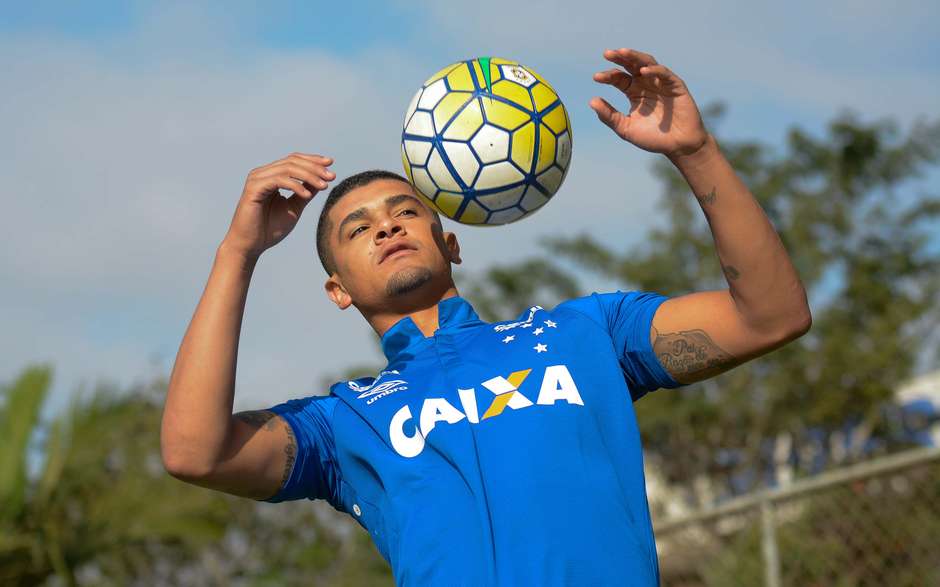 Dúvida do Cruzeiro para domingo, Arrascaeta faz corrida leve em campo; Denílson treina com bola