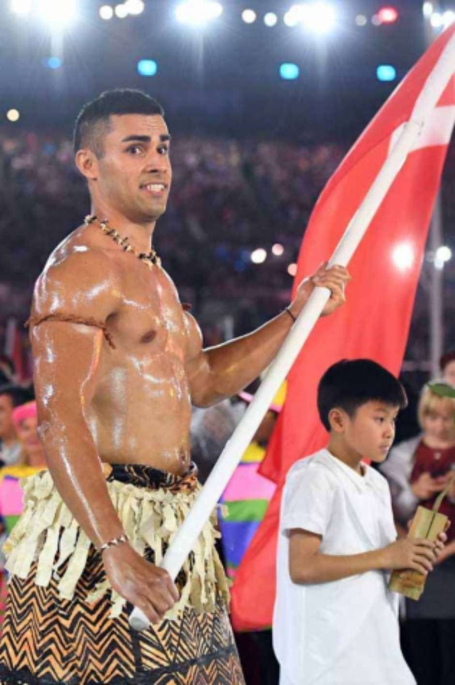 Bandeira Oleo E Vida Nova A Fama Repentina Do Porta Bandeira De Tonga