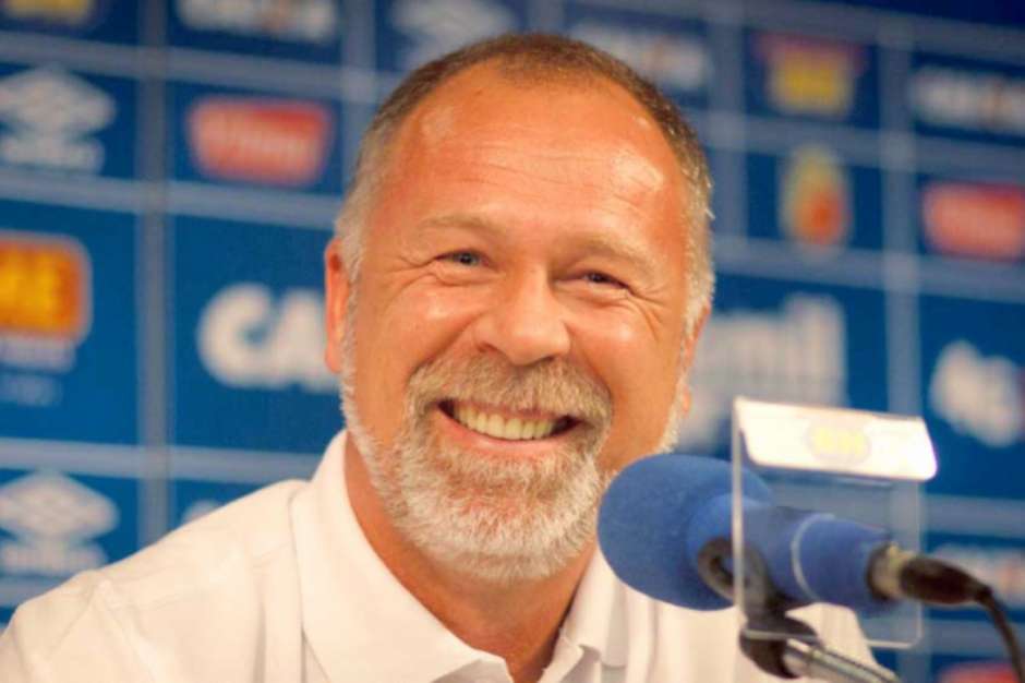 Mano Menezes ainda crê em Cabral e Arrascaeta diante do Coritiba