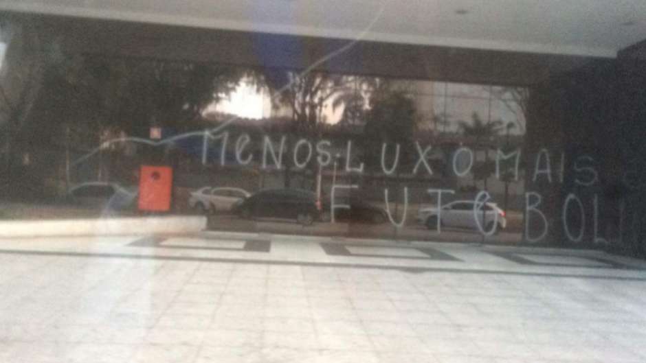 Sede do Corinthians é pichada em protesto: 'Menos luxo, mais futebol'