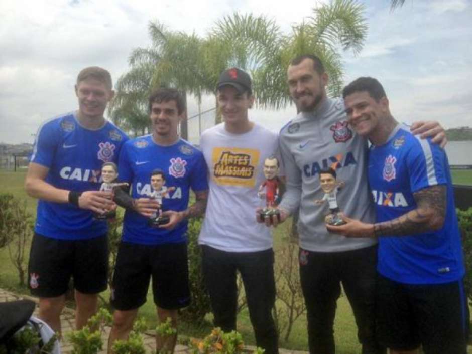 Mini corintianos: jogadores do Timão ganham bonecos de massinha