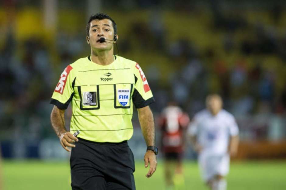 Leitura labial mostra inspetor avisando impedimento: TV sabe