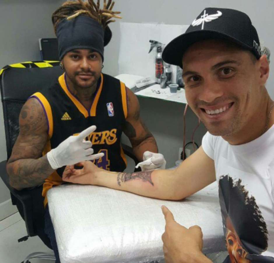 Moisés eterniza título brasileiro do Palmeiras e tatua taça no braço