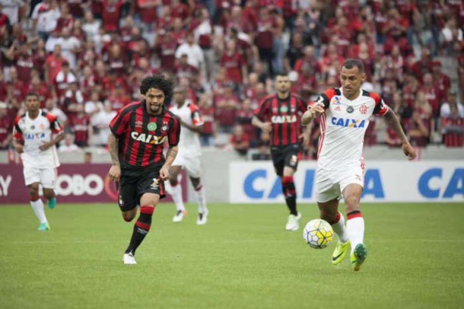 Meia do Fla admite que equipe estranhou grama sintética da Arena