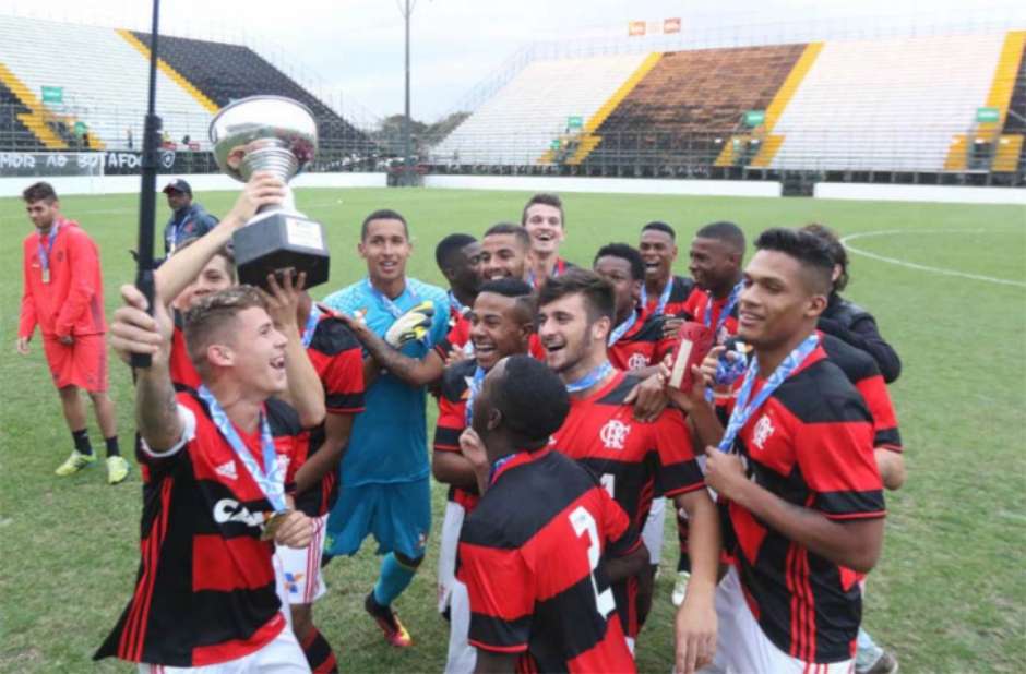 Flamengo mantém espaço aos jogadores da base para a próxima temporada