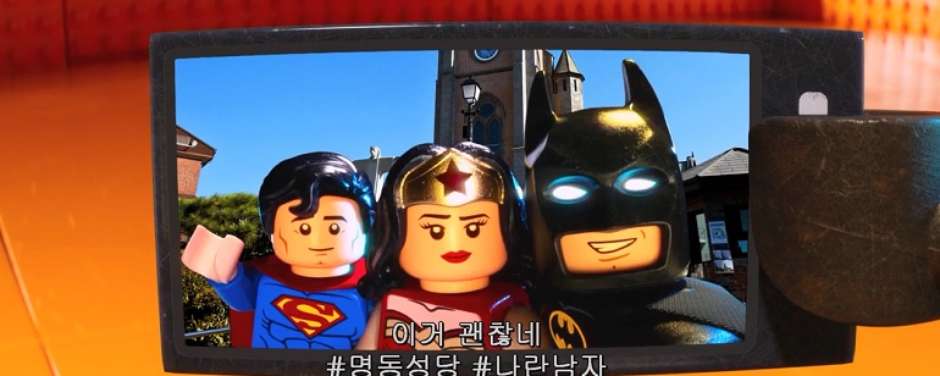 Bruce Wayne apresenta seu álbum de férias em clipe de LEGO