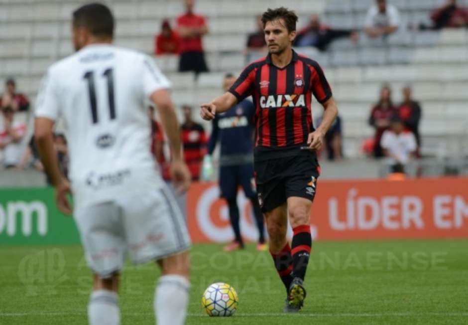 Atlético-PR acerta renovação de Paulo André e encaminha troca de dupla com Fla