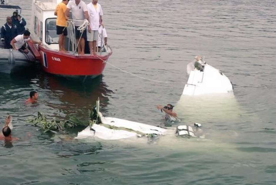 Corpo retirado dos destroços de avião no Canal da Mancha é de