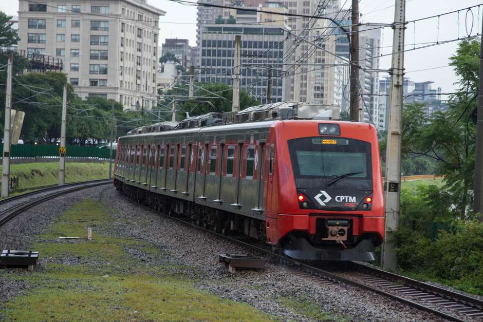 Resultado de imagem para Trens colidem e seis pessoas ficam feridas na grande São Paulo