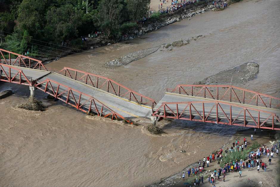 Queda da ponte sobre o rio Virú, no Peru