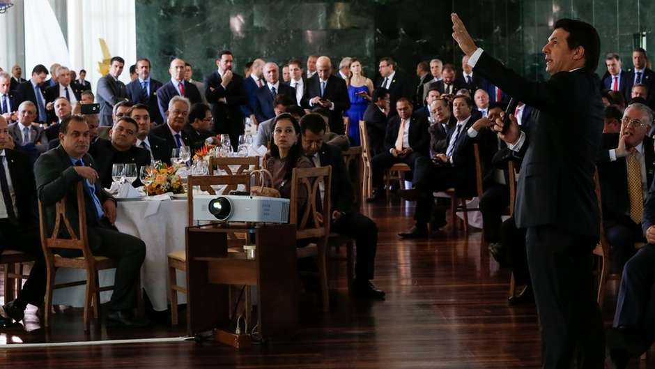 Relator da reforma da Previdência apresenta proposta, que suavizou texto original, a deputados