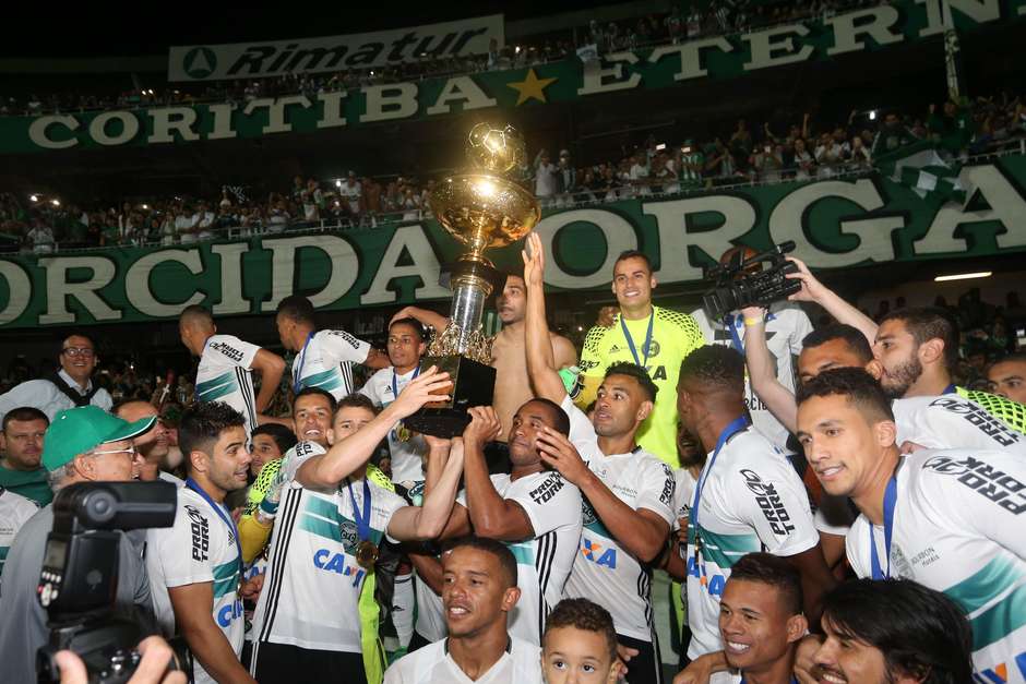 Coritiba domina o Athletico e vence o clássico Athletiba no Couto