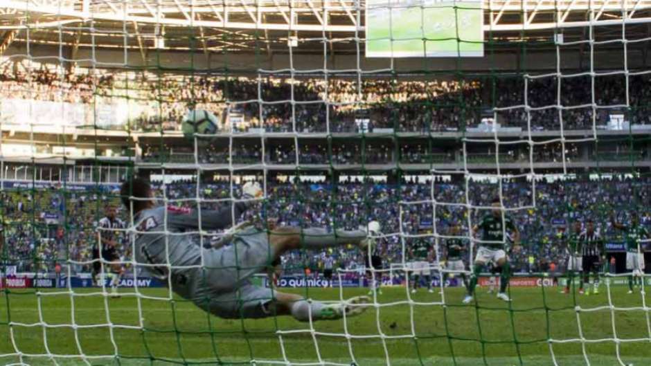 Após vaias tímidas, Thiago Santos pede apoio da torcida: 