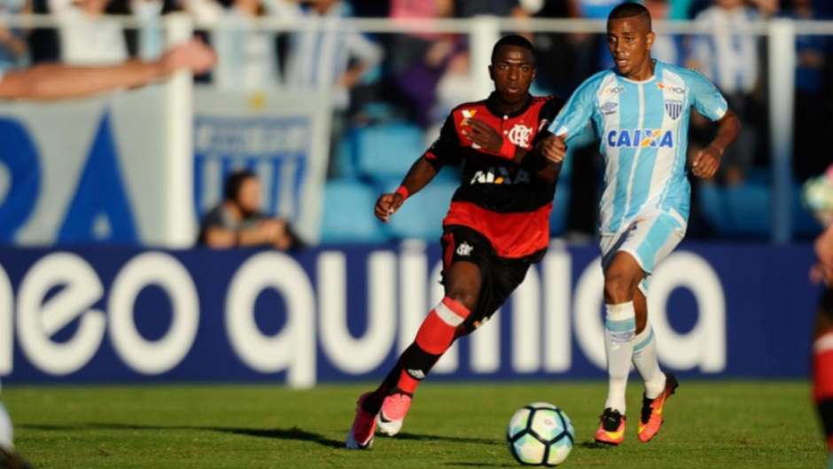 Vinícius Júnior tem espaço no Flamengo, mas não como titular
