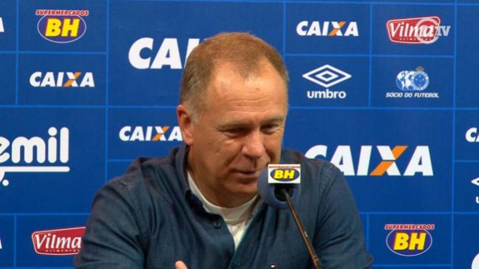 Sem Robinho, Mano Menezes estuda nova formação para o Cruzeiro