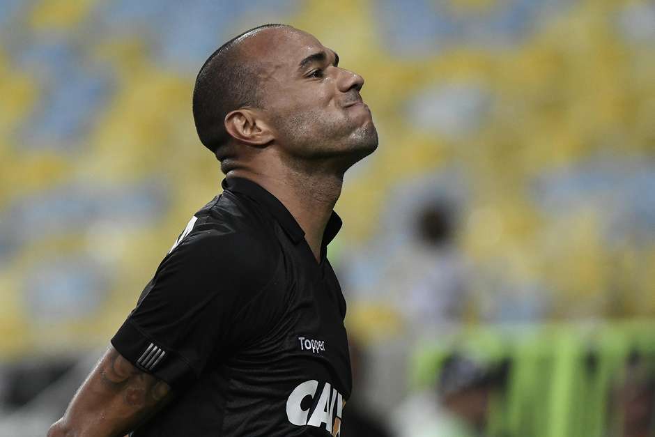 Resultado de imagem para Jogador Roger é operado com sucesso em retirada de tumor no rim