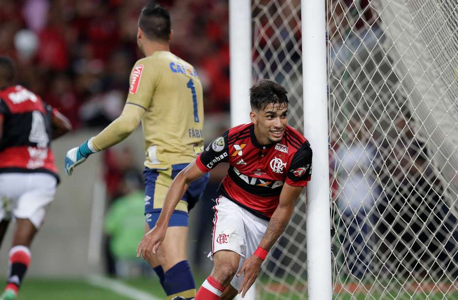 Cruzeiro anula o Flamengo, mas perde gols e empata no Maracanã