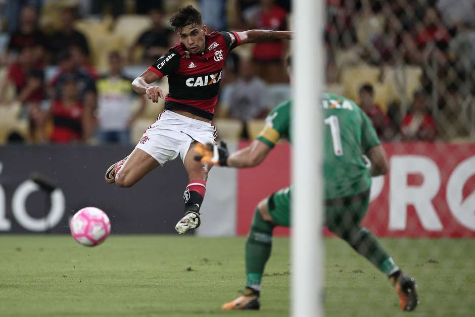 Em jogo acirrado, Flamengo e Vasco ficam no zero no Maracanã