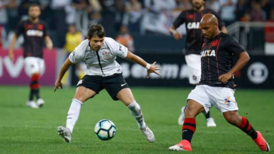 No primeiro turno, Corinthians e Atlético Paranaense empataram em 2 a 2, em São Paulo