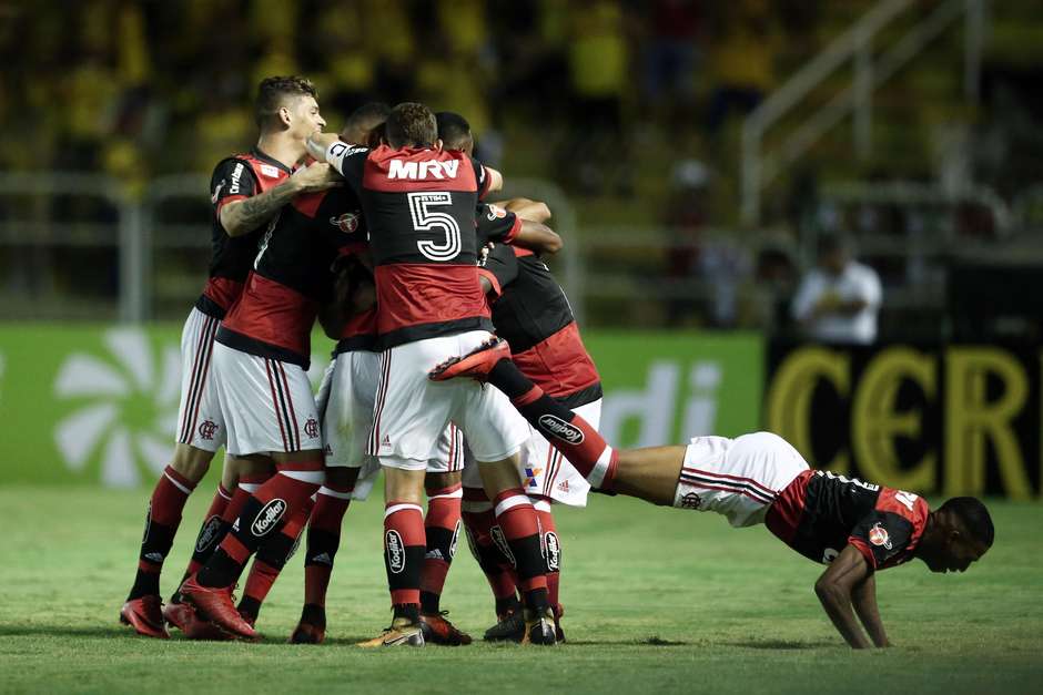 Carpegiani rasga elogios a garotos do Fla e cita ausência de celulares: Estou muito satisfeito