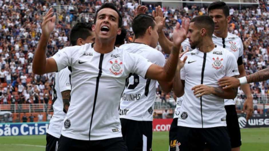 No clássico disputado no Pacaembu, o Corinthians derrotou o São Paulo por 2 a 1.