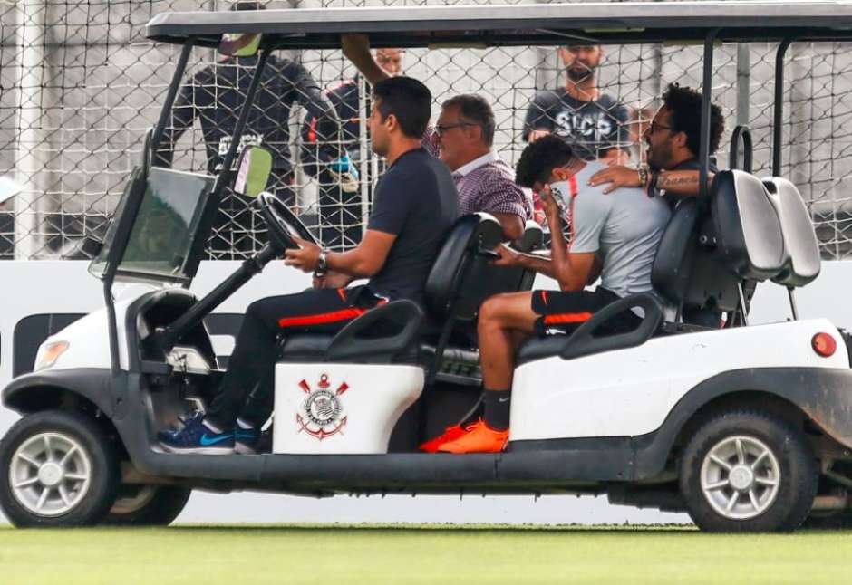 Marquinhos Gabriel se machuca no Corinthians e sai chorando