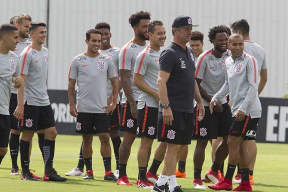 Corinthians contrata 'um time', ainda emprestará e atrasa planos de Carille