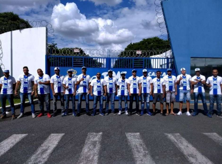 Jogadores do Cruzeiro, recebem apoio da torcida celeste