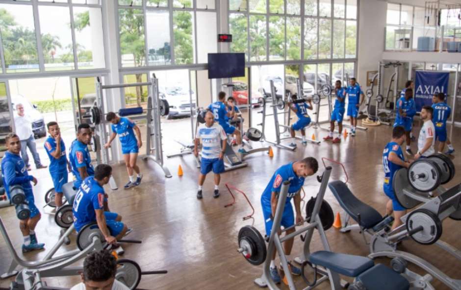 Raniel treina no Cruzeiro acompanhado de fisioterapeuta