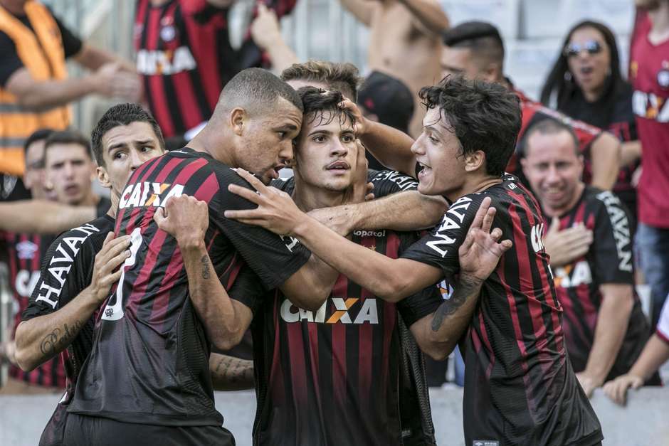 Coritiba vence Athletico-PR em clássico e encerra seca de 8 jogos