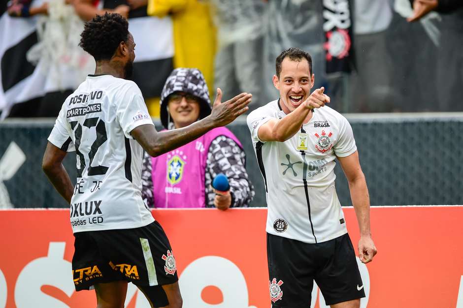 Rodriguinho decide de novo e Corinthians bate Flu na estreia