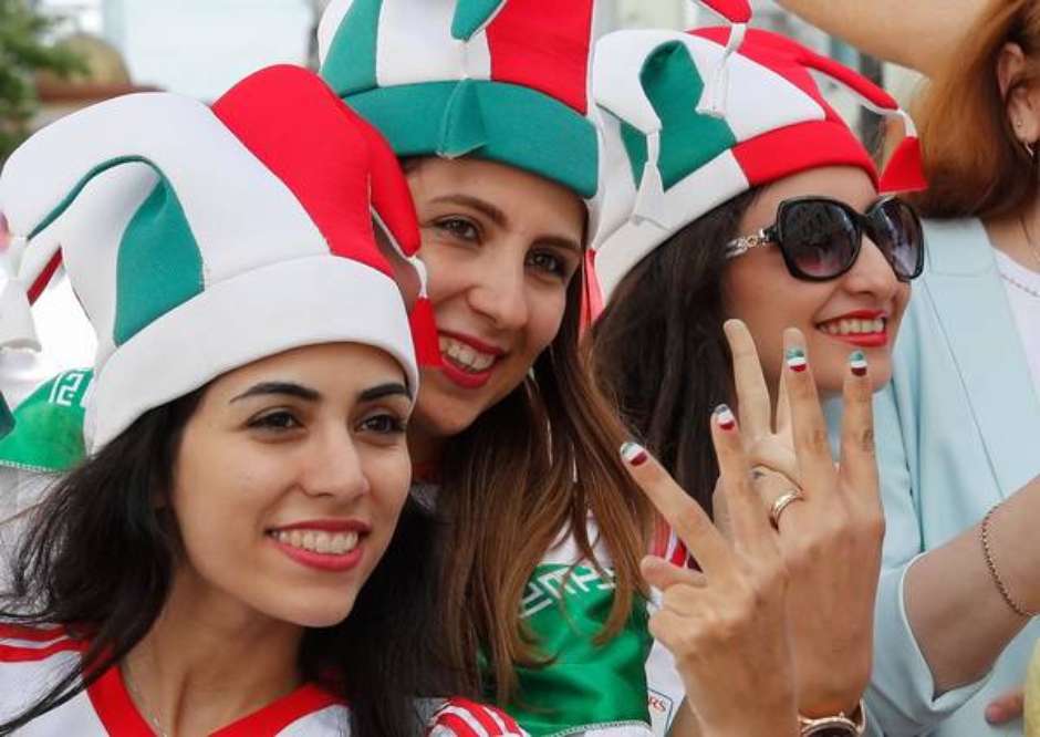 Mulheres iranianas assistem a jogo da 1ª divisão pela primeira em mais de  40 anos - Folha PE