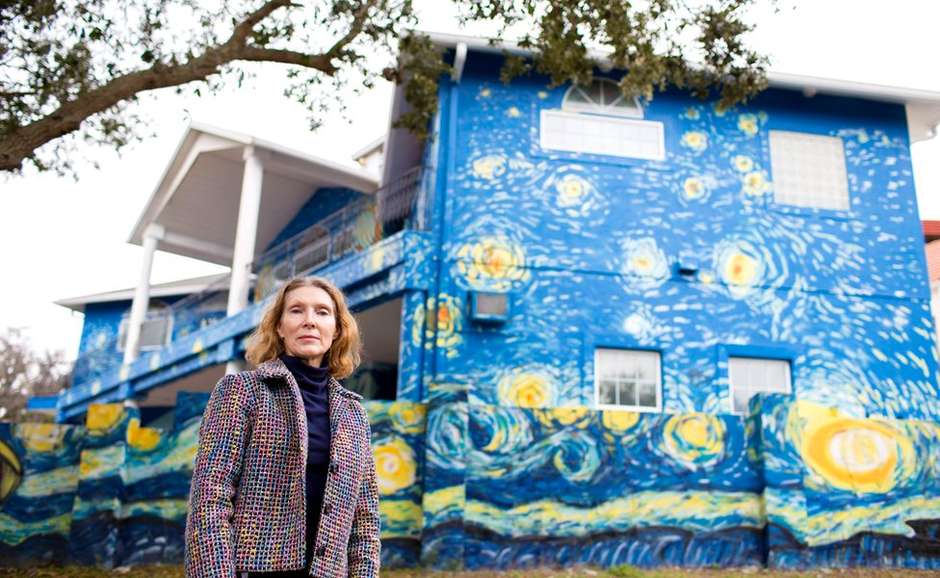 os pais que pintaram a casa à semelhança do quadro a noite