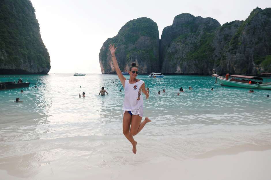 📷 Turista posa para foto em Maya Bay, na Tailândia | Reuters