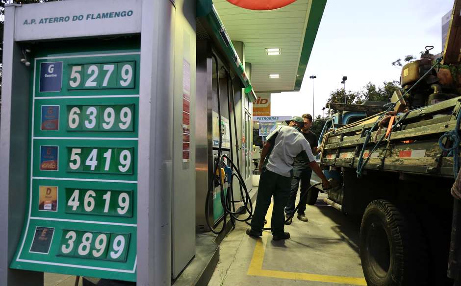 Resultado de imagem para ANP pede explicaÃ§Ã£o a distribuidoras sobre repasse menor de preÃ§os da gasolina