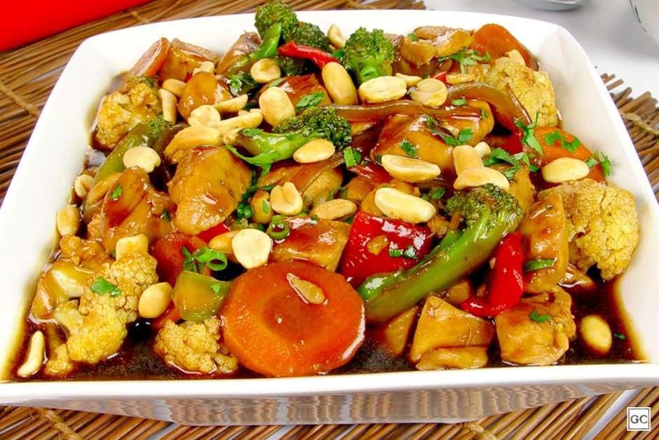 Frango Kung Pao. Comida tradicional chinesa. Frango xadrez. Vista