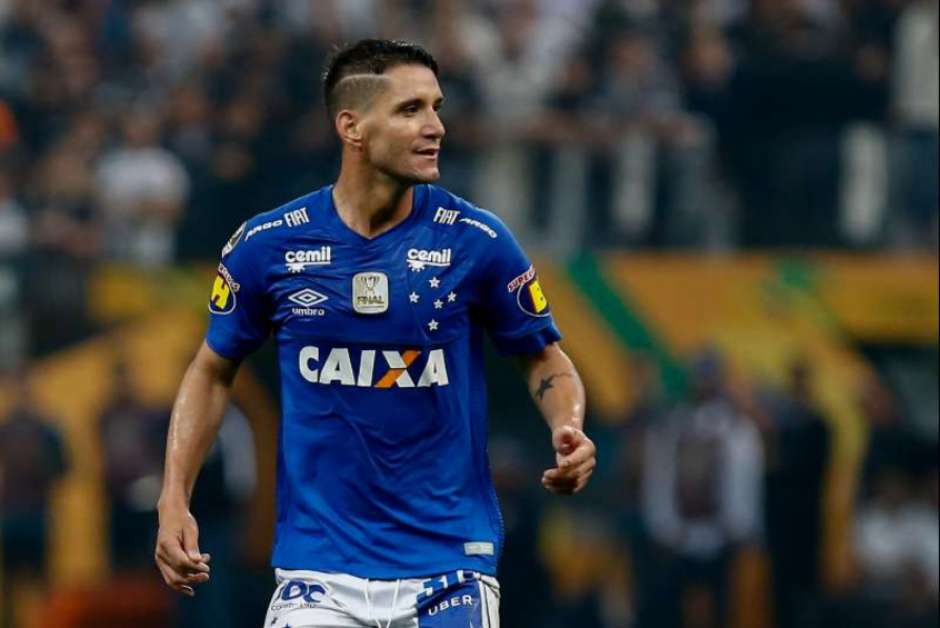 Para manter sobriedade financeira, Grêmio é cauteloso sobre Thiago Neves 5bfe71010ca02