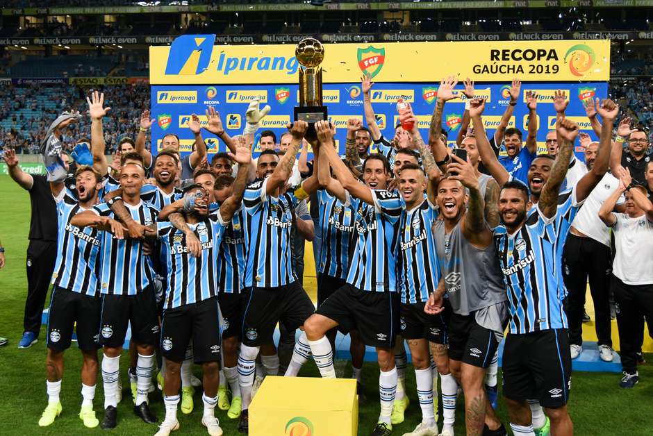 Grêmio goleia o Avenida e fatura a Recopa Gaúcha