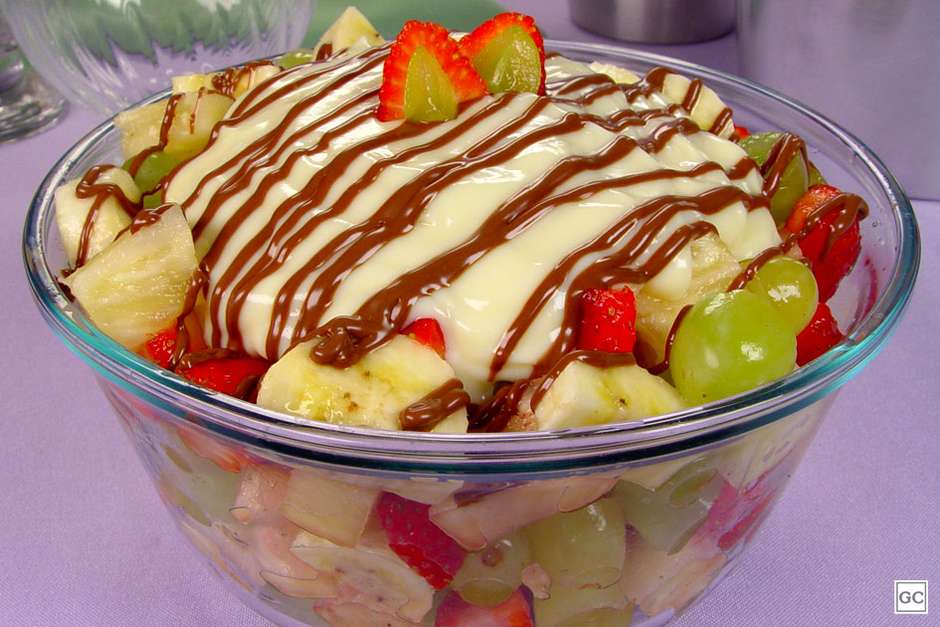 Salada de frutas na travessa