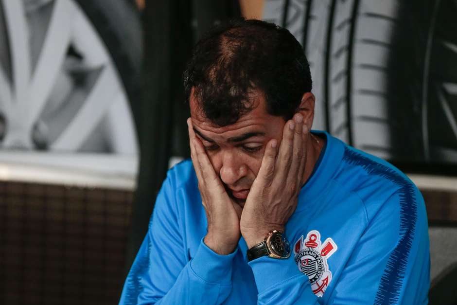 Carille vive sob a sombra do passado e sofre com o presente