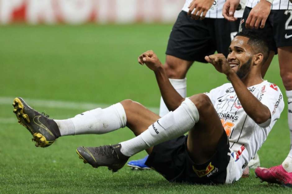 Everaldo dedica primeiro gol pelo Corinthians ao seu pai e se coloca à disposição para ser espião de Carille