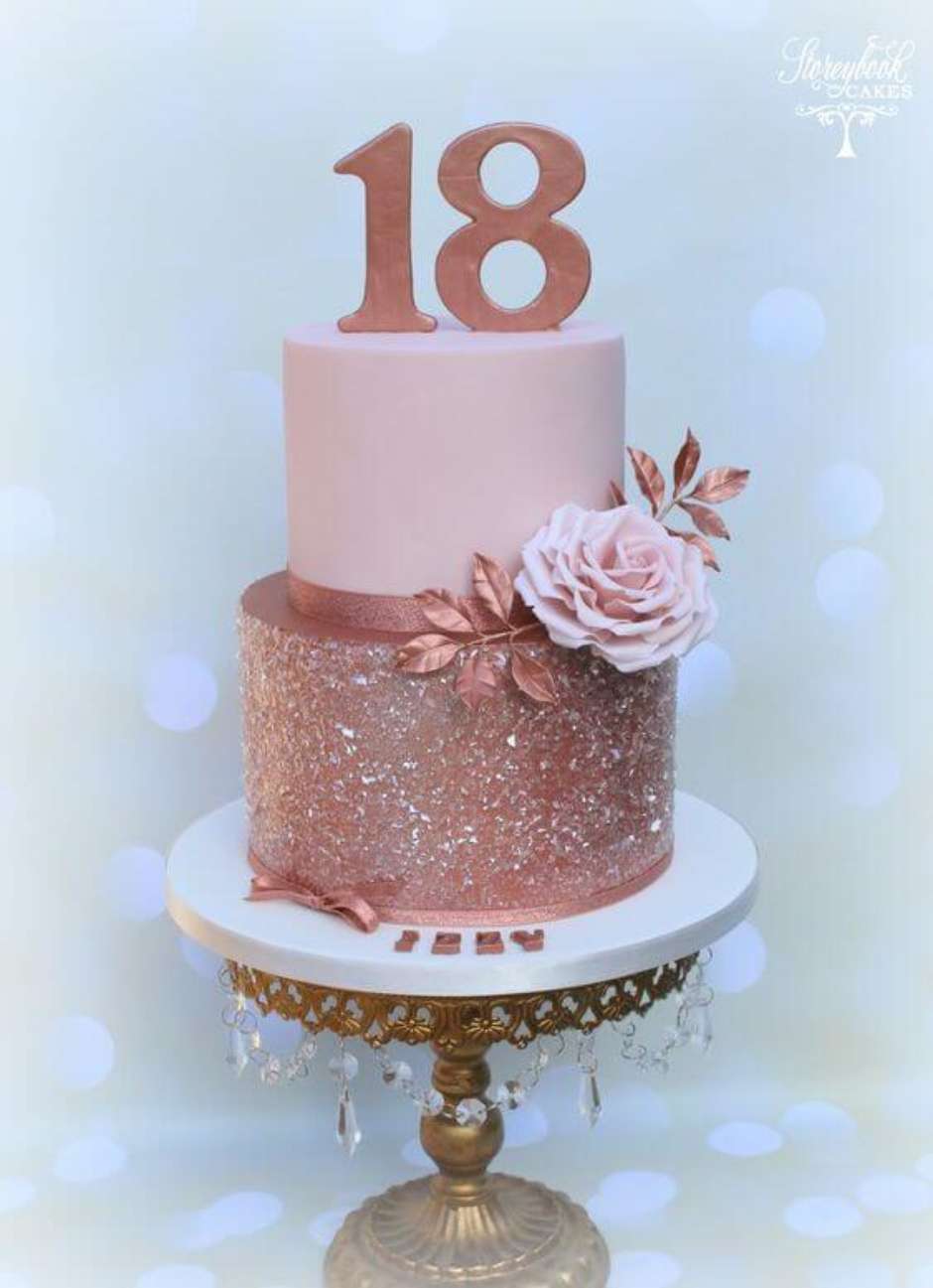 Festa de 18 anos: +70 Ideias e Temas para Organizar seu Aniversário   Decoração do bolo de aniversário, Bolo lindo de aniversário, Fotos de bolos