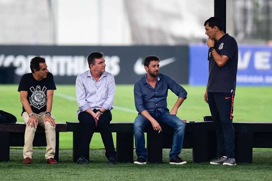 Carille permanece, mas diretoria já coloca provações ao treinador